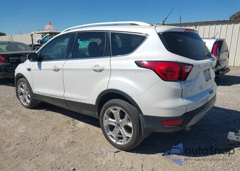 2019 Ford Escape Titanium z USA, uszkodzony, nr VIN 1FMCU0J95KUA18452